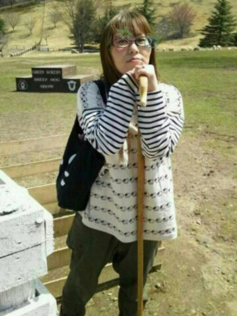 グリーン系のその他パンツ、ホワイト系のTシャツ/カットソー、ブラック系のトートバッグを着用したレディースの春コーディネートの1枚目の写真