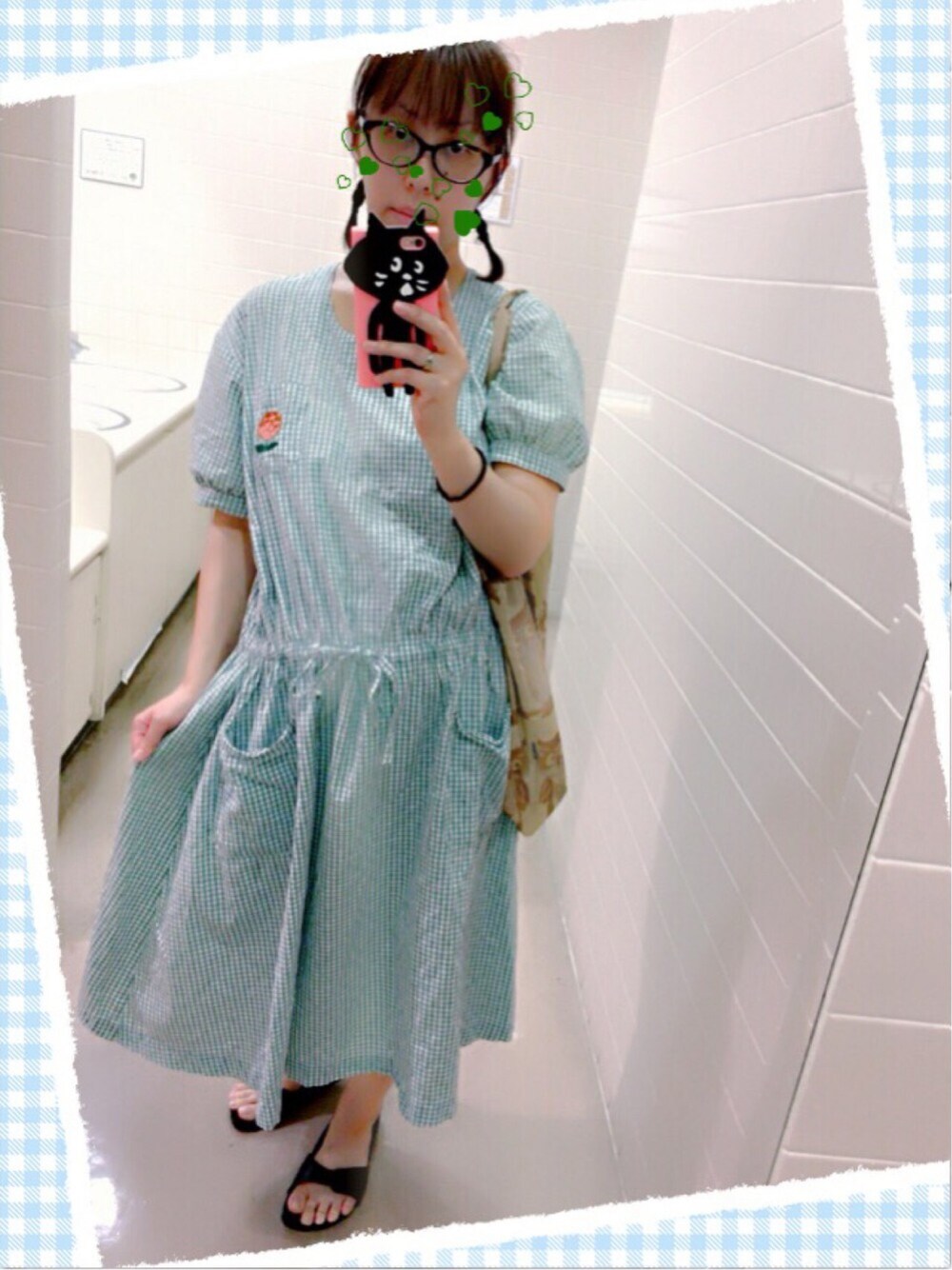 グリーン系のワンピース、ベージュ系のトートバッグ、ブラック系のサンダルを着用したレディースの秋コーディネートの1枚目の写真