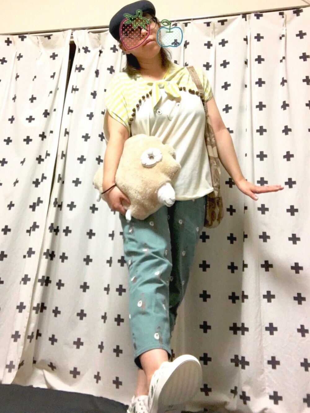 ホワイト系のTシャツ/カットソー、ベージュ系のトートバッグ、グリーン系のその他パンツを着用したレディースの秋コーディネートの1枚目の写真