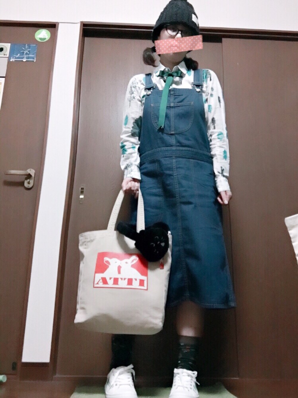 ピンク系のシャツ/ブラウス、ブルー系のサロペット/オーバーオール、レッド系のトートバッグを着用したレディースの秋コーディネートの1枚目の写真