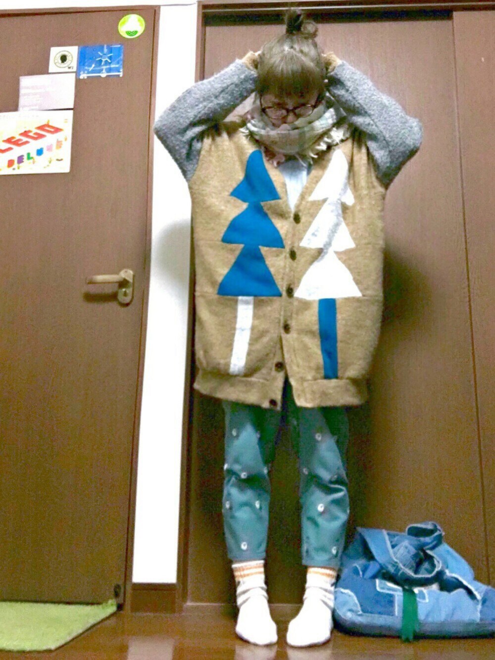 グレー系のTシャツ/カットソー、イエロー系のカーディガン/ボレロ、グリーン系のその他パンツを着用したレディースの秋コーディネートの1枚目の写真