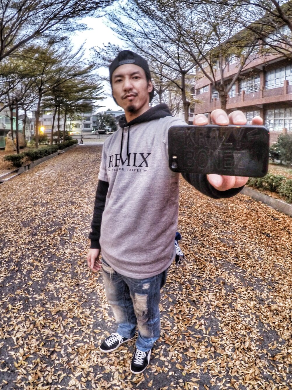 「REMIX、remixtaipei、Taiwan、TAIPEI、street、streetfashion、daily look、men、STYLE、kaohsiung」｜「REMIXのアイテム（Tシャツ/カットソー、グレー系）」を使った、KrazyBonezさん（メンズ・170cm）の冬コーディネートの1枚目の写真
