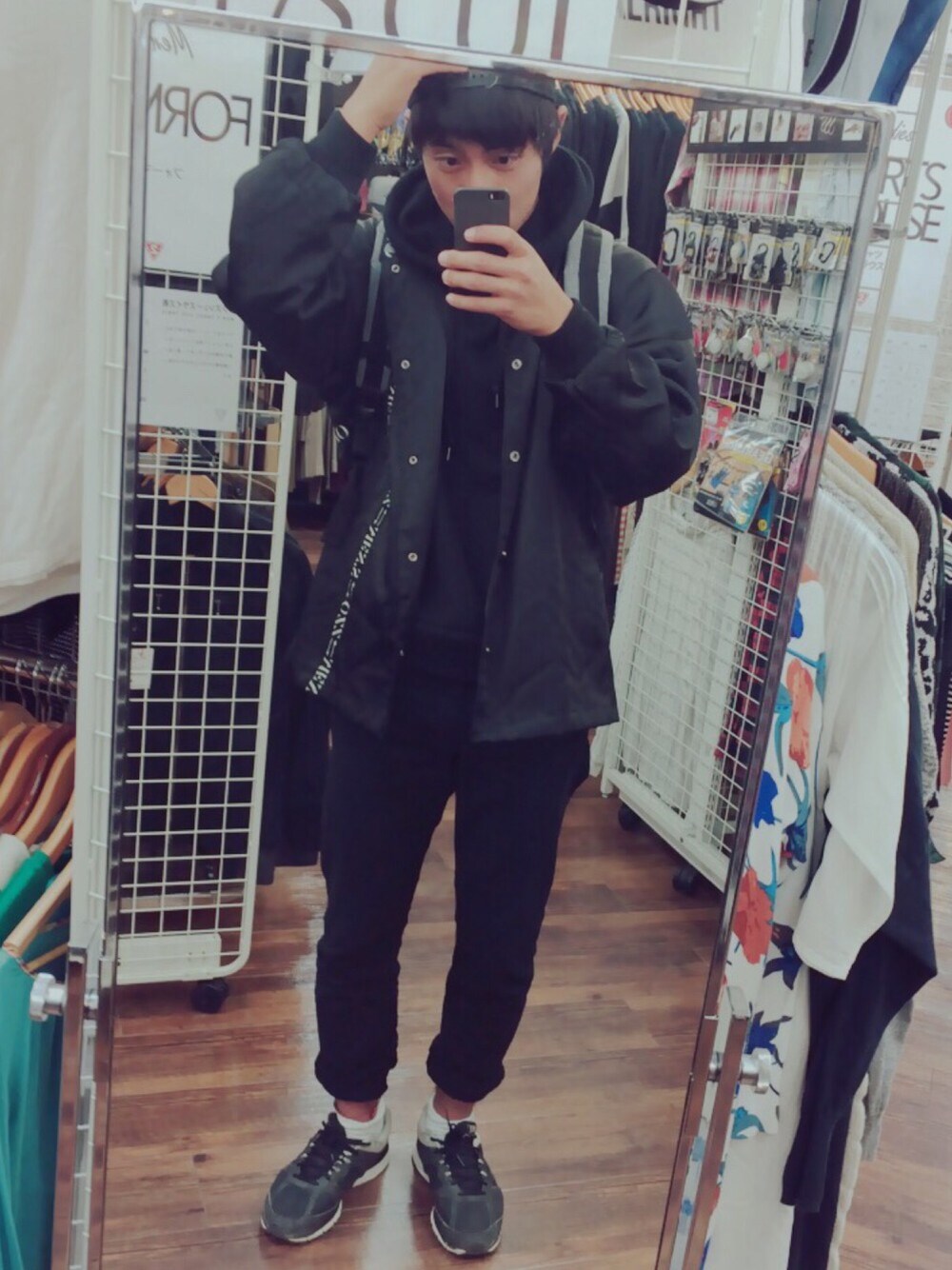 「スタジャン、黒、スキニー、モノトーン、ナイキ、ユニクロ、冬、高校生、パーカー、ストリート」｜「UNIQLOのMEN スウェットプルパーカ（長袖）＋E（パーカー、ブラック系）」を使った、ゆうさん（メンズ・175cm）の冬コーディネートの1枚目の写真