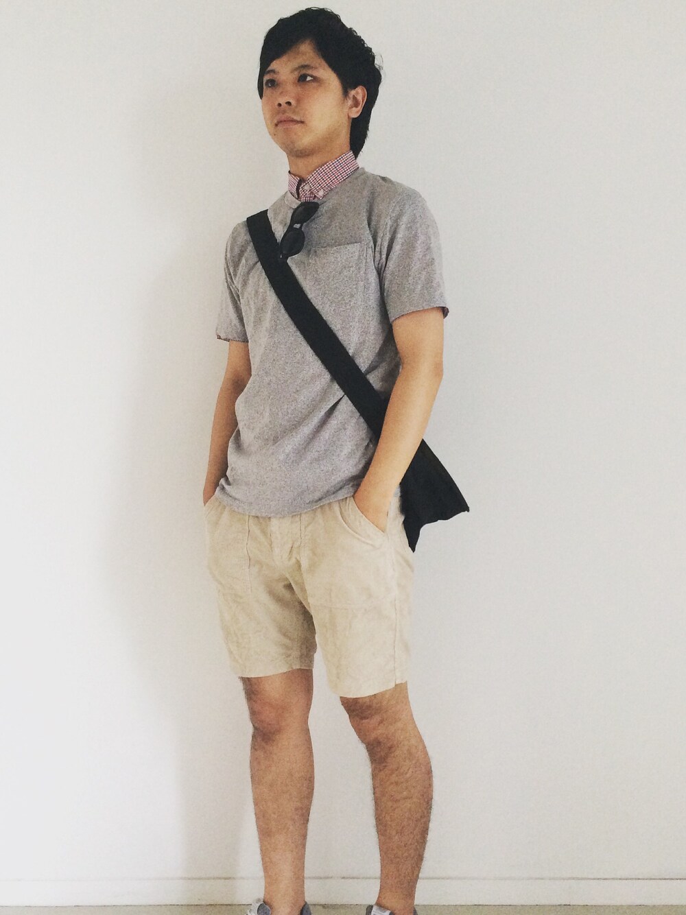 「夏コーデ、アクティブ、フェス」｜「JOURNAL STANDARD relumeのアイテム（Tシャツ/カットソー、グレー系）」を使った、今林健人さん（メンズ・173cm）の春コーディネートの1枚目の写真
