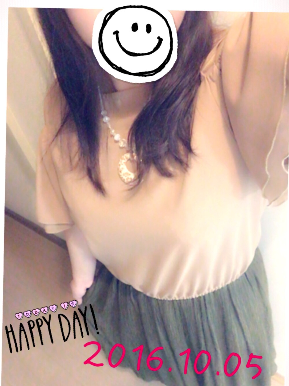 ベージュ系のTシャツ/カットソー、グリーン系のスカートを着用したレディースの秋コーディネートの1枚目の写真