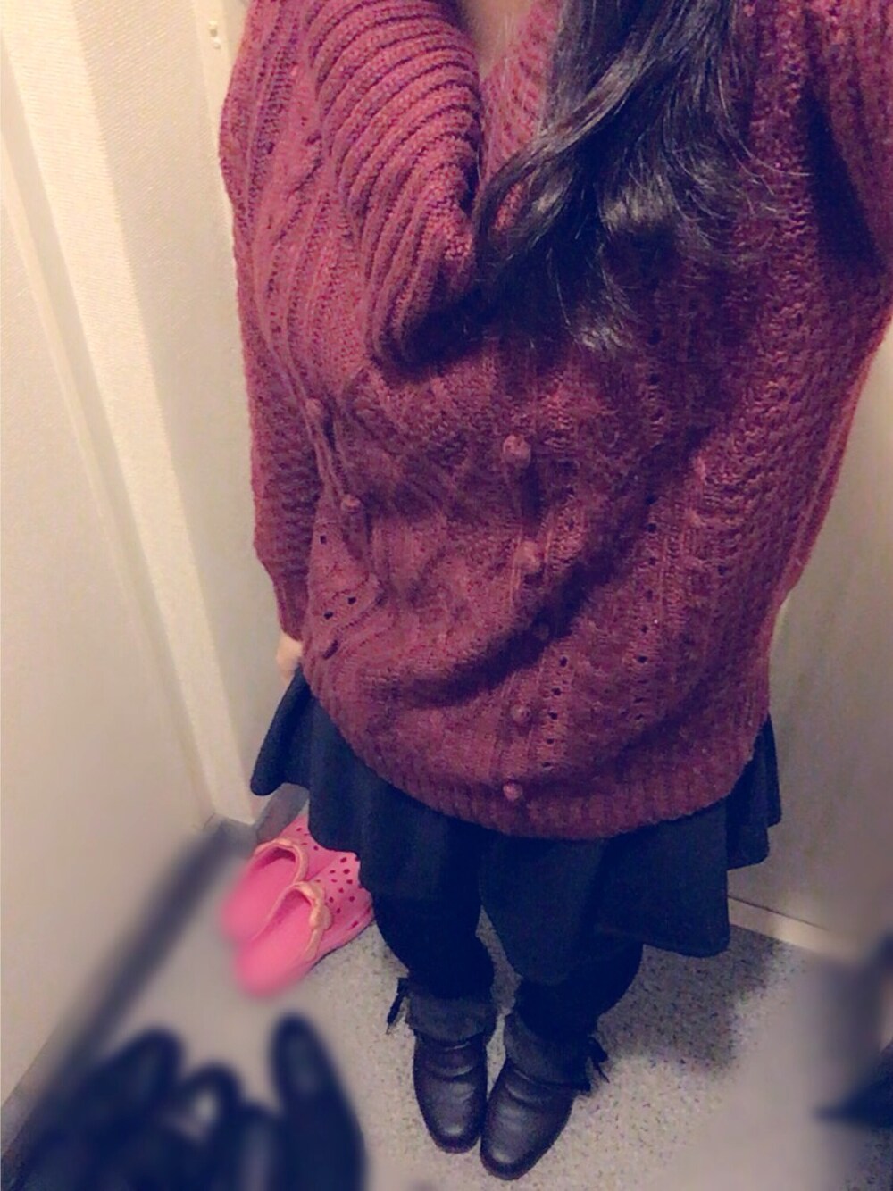 ブラック系のスカート、ブラウン系のブーツ、レッド系のニット/セーターを着用したレディースの秋コーディネートの1枚目の写真