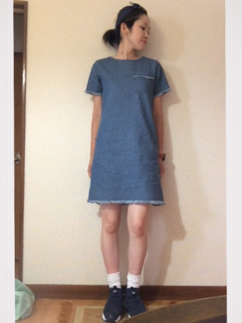 「カットオフデニム、カットオフ、ポンプフューリー、ママコーデ、ママファッション、170cm、170cmコーデ、シンプルコーデ、カチューシャ、ワンピース×スニーカー」｜「BLISS POINTのアイテム（ワンピース、ブルー系）」を使った、yukinaさん（レディース・170cm）の夏コーディネートの1枚目の写真