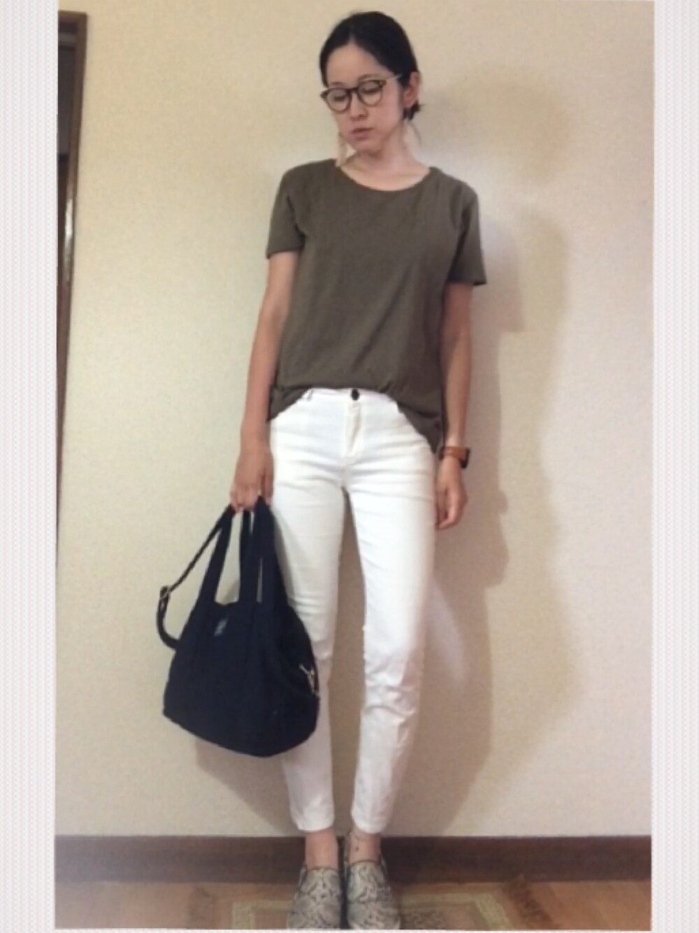 「ママコーデ、ママファッション、シンプル、170cmコーデ、170cm、スリッポン、しまむら、ZARA、ローリーズファーム(LOWRYS FARM)、カーキ×ホワイト」｜「ZARAのアイテム（Tシャツ/カットソー、グリーン系）」を使った、yukinaさん（レディース・170cm）の夏コーディネートの1枚目の写真