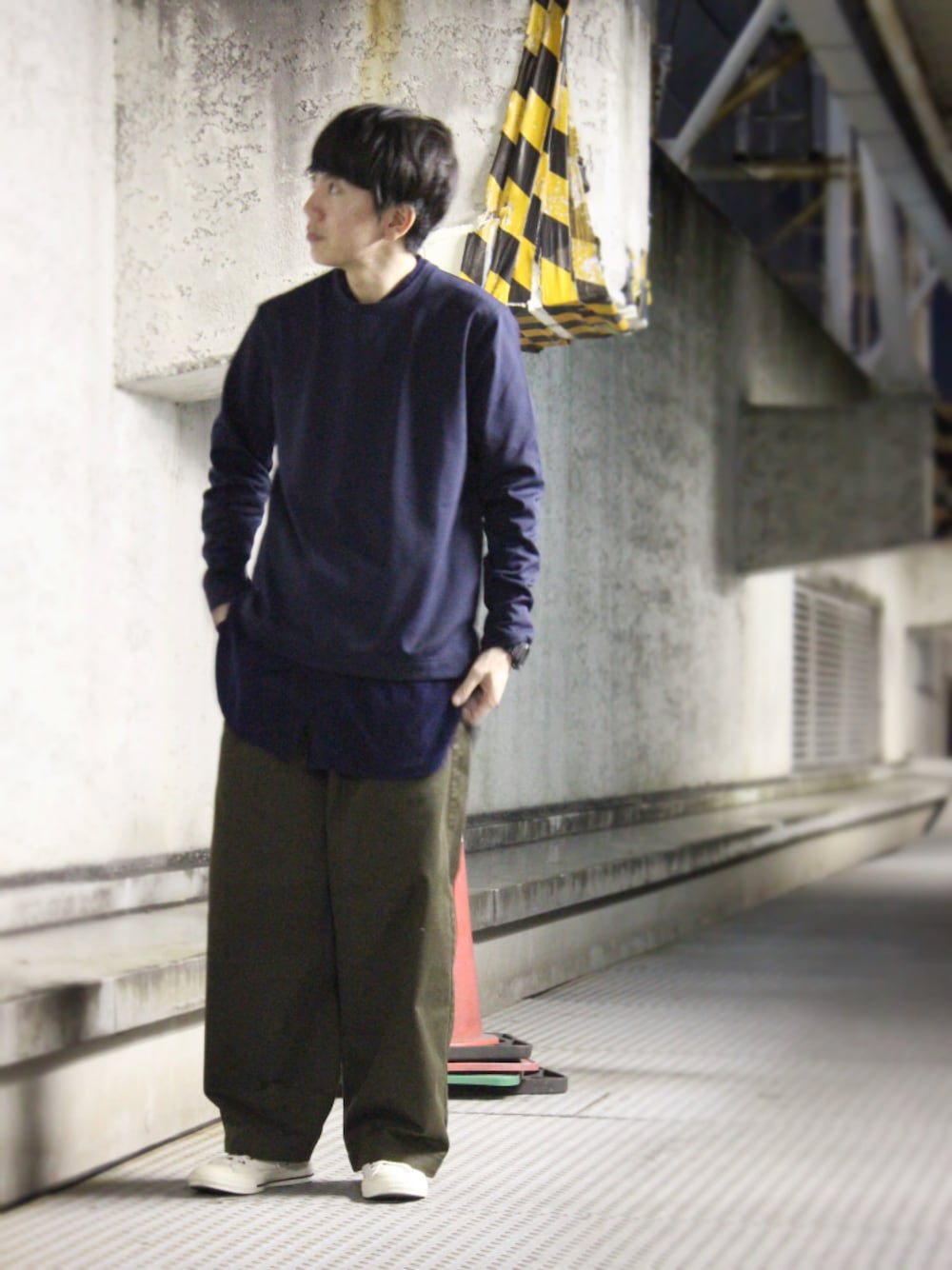 ブルー系のシャツ/ブラウス、グリーン系のチノパンツ、ホワイト系のスニーカーを着用したメンズの冬コーディネートの1枚目の写真