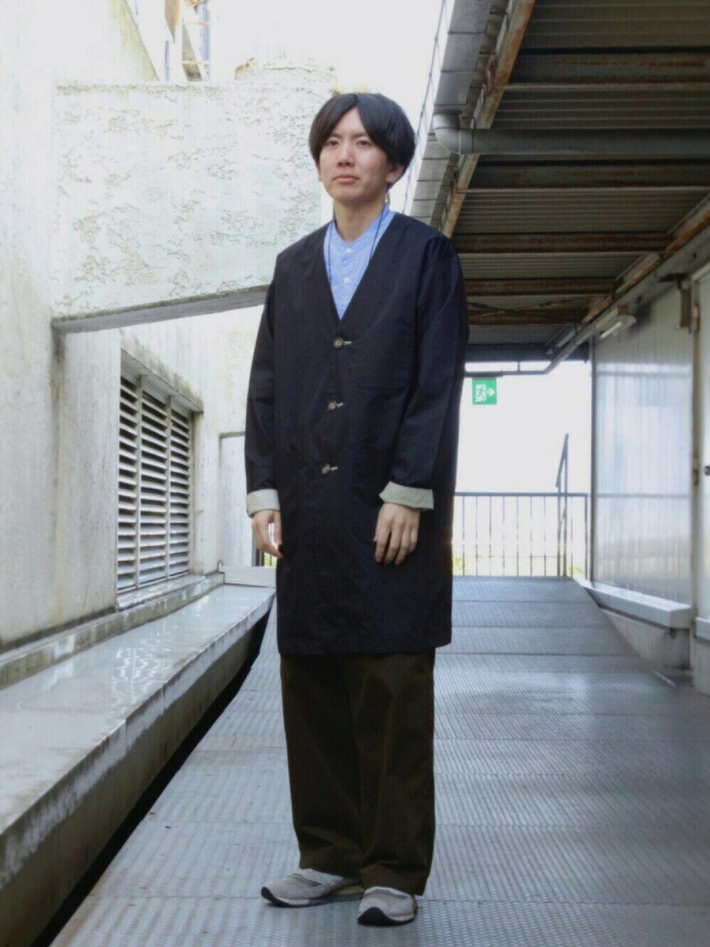 ブルー系のシャツ/ブラウス、ブラック系のその他アウター、グレー系のスニーカーを着用したメンズの春コーディネートの1枚目の写真