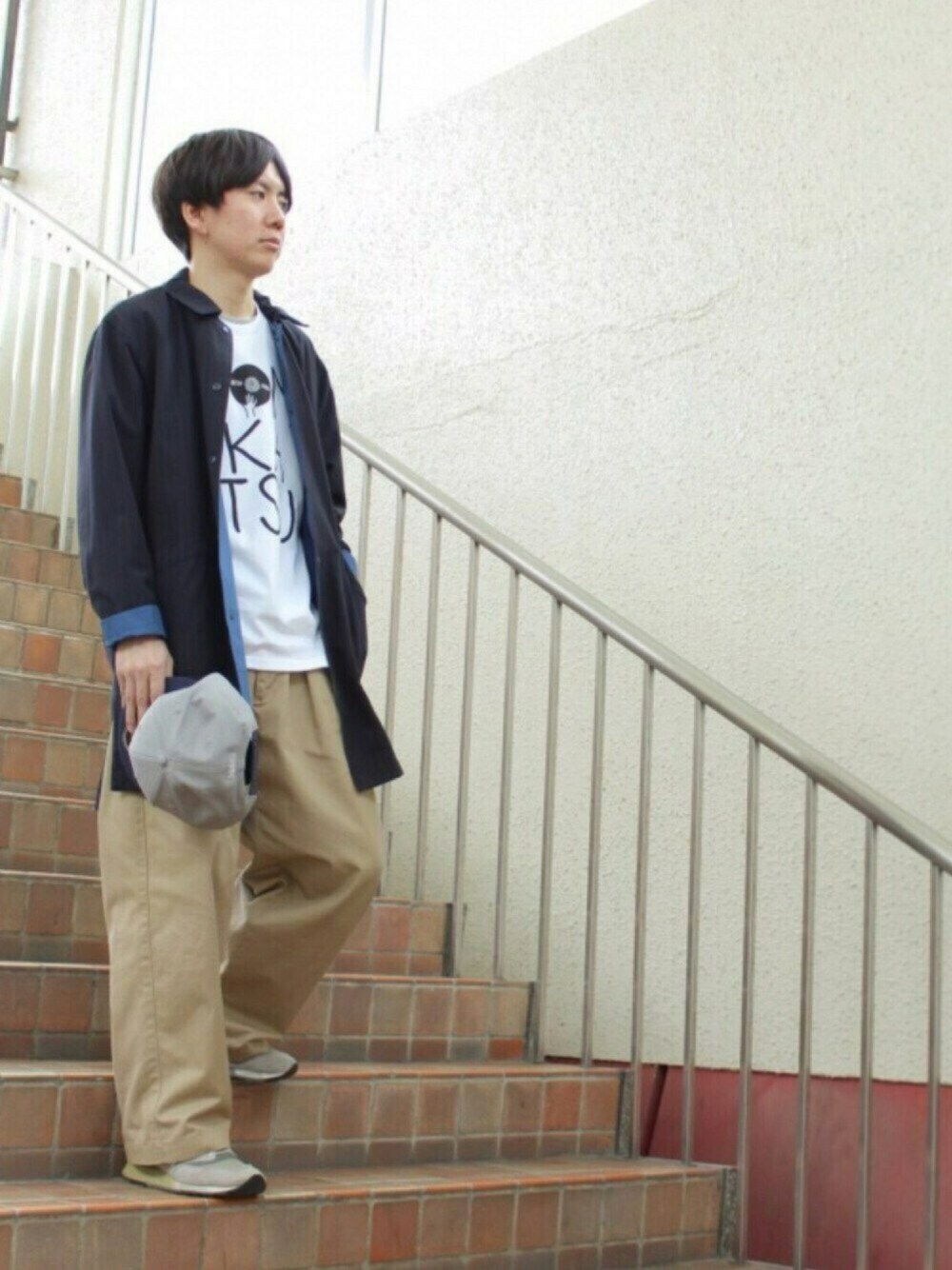 「Junred、とんかつDJアゲ太郎、otto、New Balance、ステンカラーコート、ワイドパンツ、Tシャツ、クーポン、1000円クーポン」｜「JUNREDのアイテム（ステンカラーコート、ブルー系）」を使った、tmkさん（メンズ・168cm）の春コーディネートの1枚目の写真
