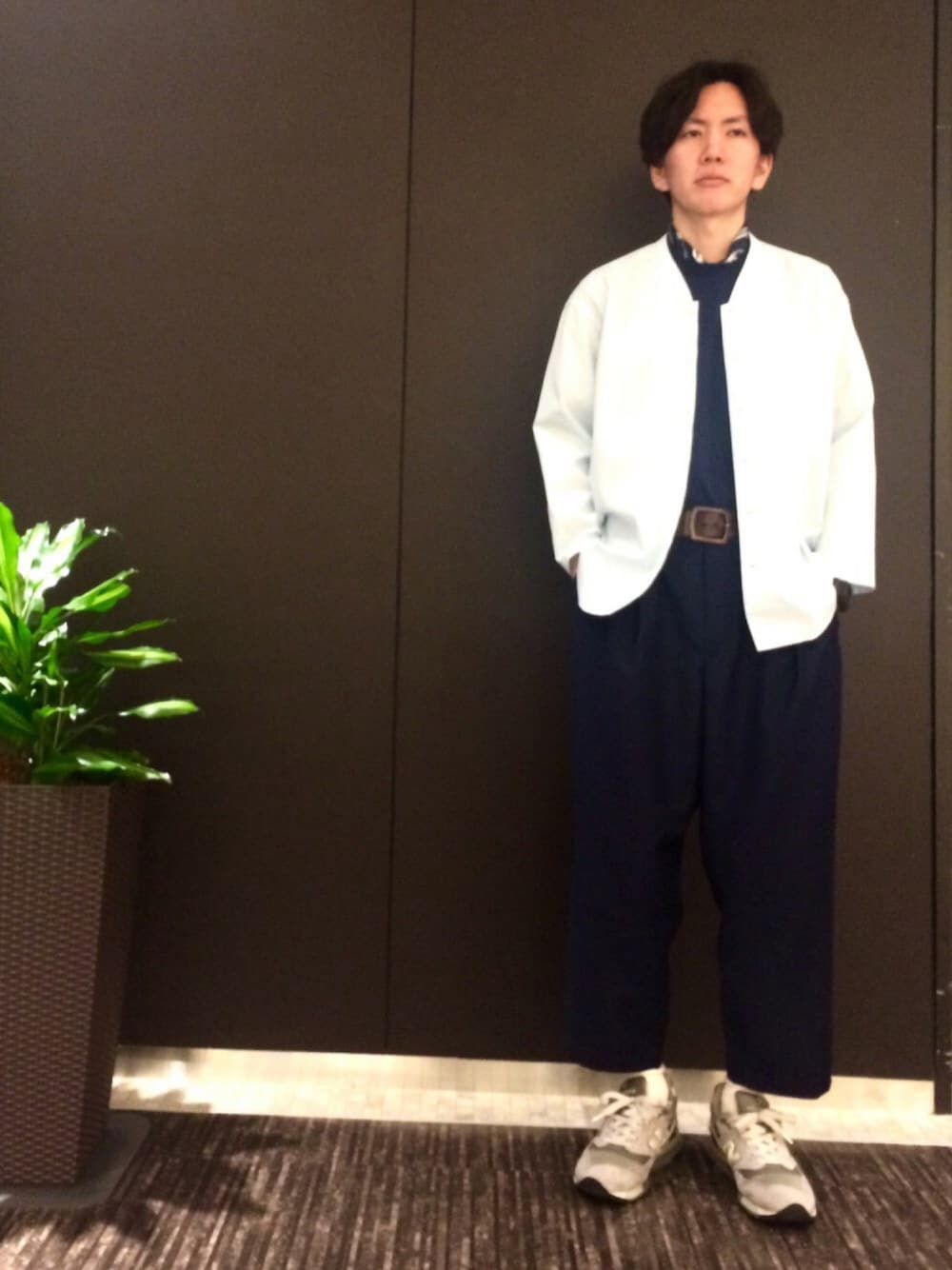 ブルー系のシャツ/ブラウス、ブルー系のTシャツ/カットソー、グレー系のスニーカーを着用したメンズの春コーディネートの1枚目の写真