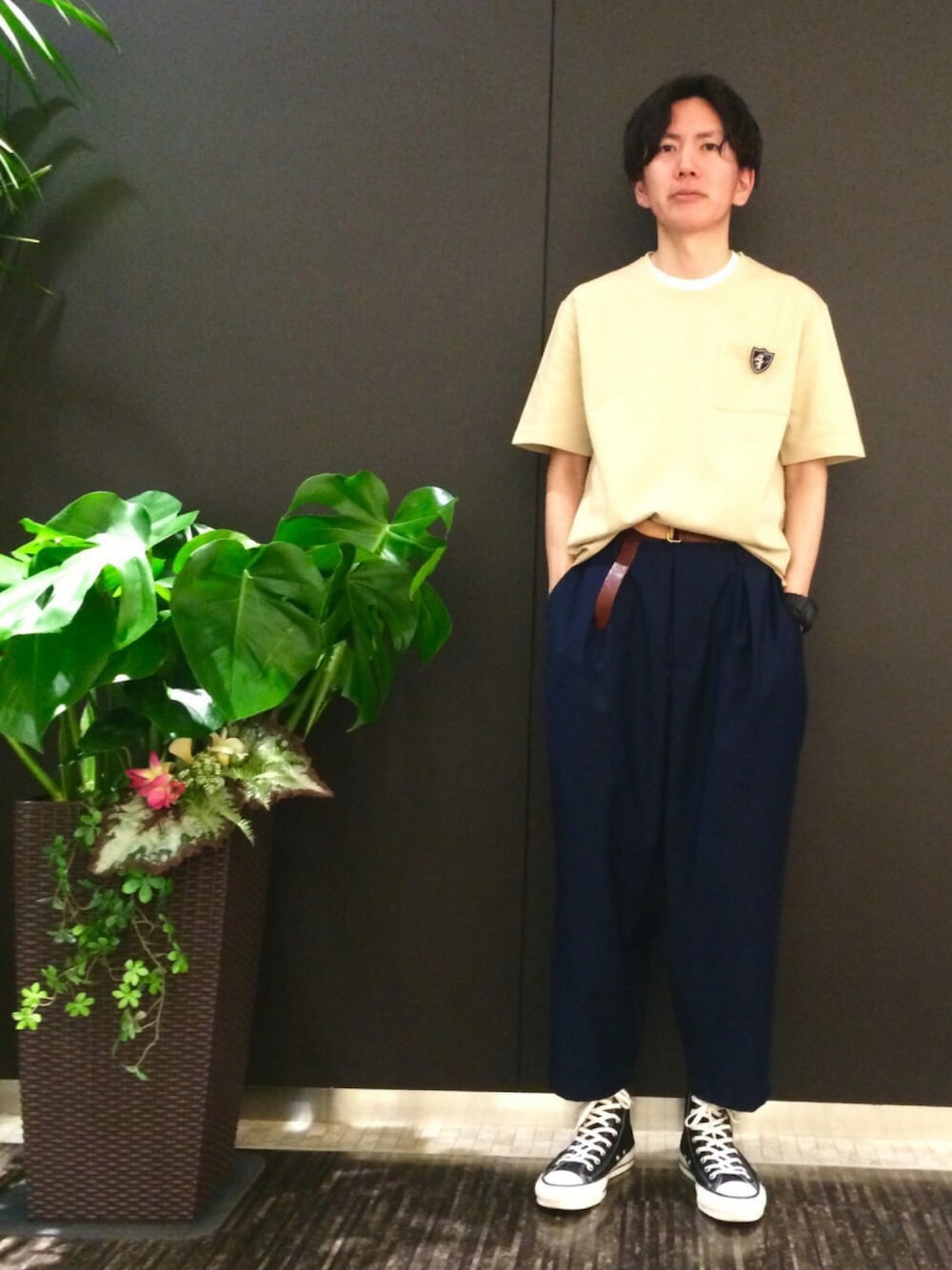「Junred、soccerjunky、converse、ビッグT、ガウチョパンツ、ワイドパンツ、ピンバッジ」｜「JUNREDのライトポンチルーズＴシャツ（Tシャツ/カットソー、ベージュ系）」を使った、tmkさん（メンズ・168cm）の夏コーディネートの1枚目の写真