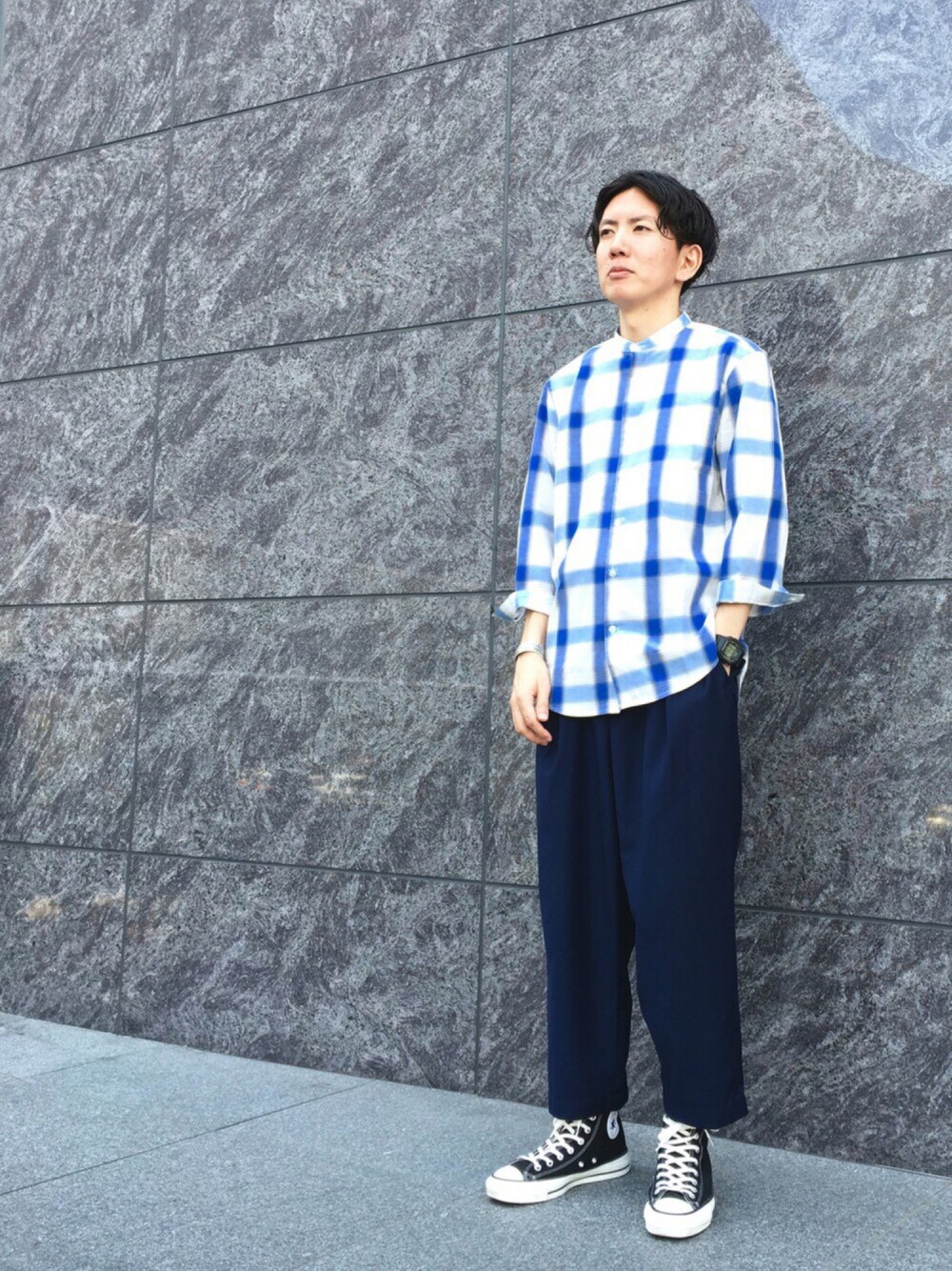 ホワイト系のシャツ/ブラウス、ブルー系のその他パンツを着用したメンズの夏コーディネートの1枚目の写真