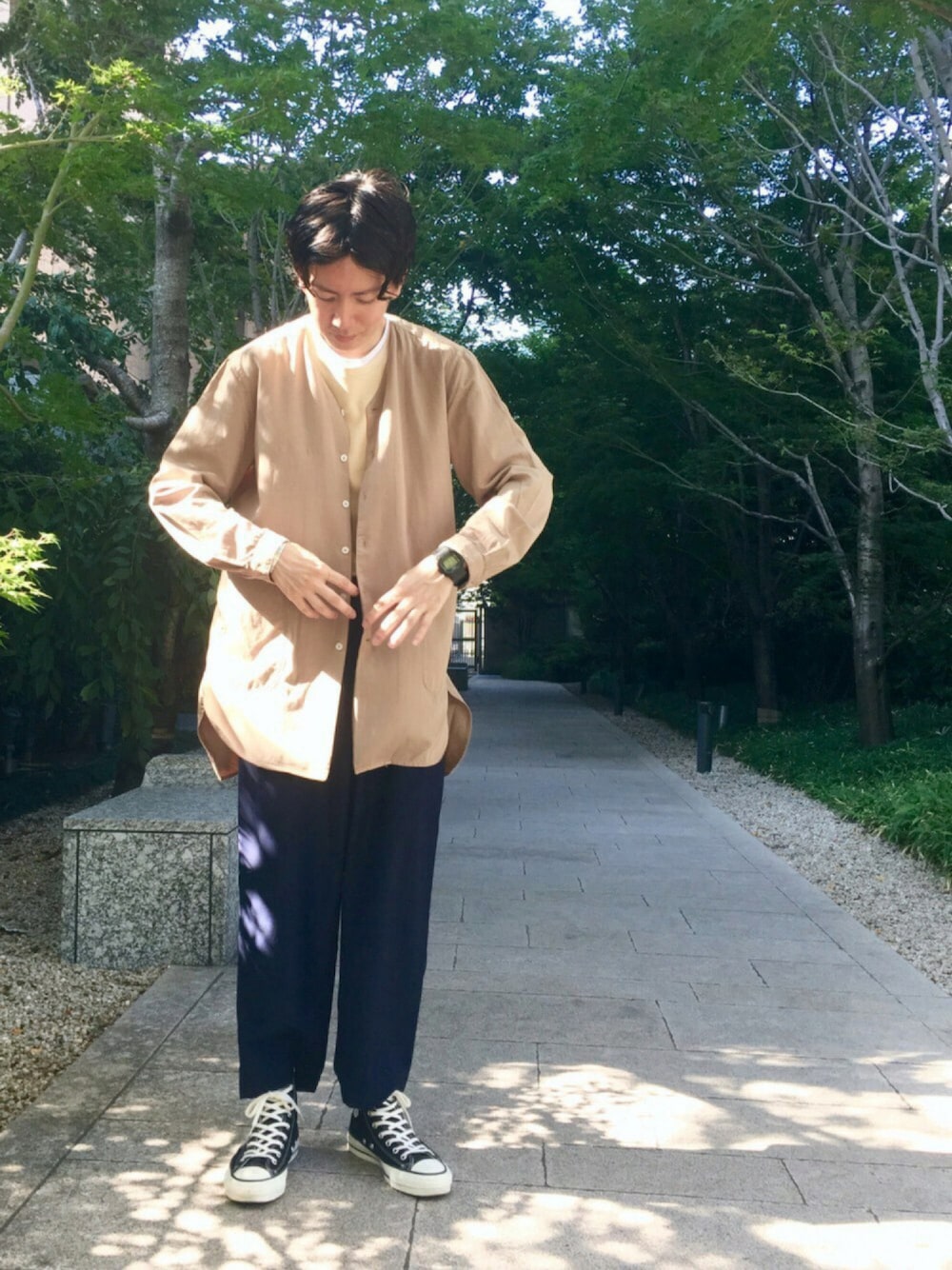 ベージュ系のシャツ/ブラウス、ベージュ系のTシャツ/カットソー、ブラック系のスニーカーを着用したメンズの夏コーディネートの1枚目の写真