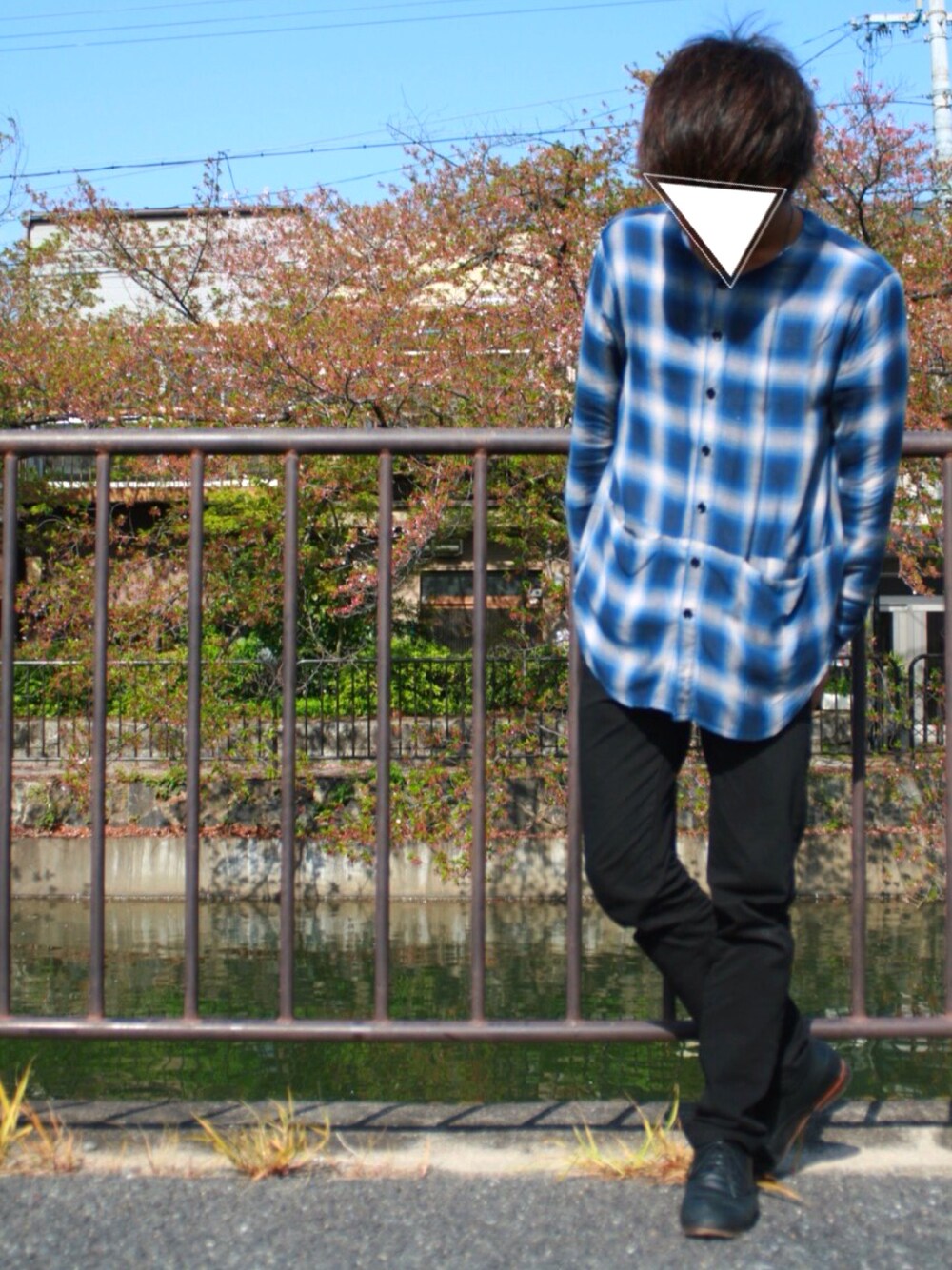 ブラック系のデニムパンツ、ブルー系のシャツ/ブラウス、ブラック系のドレスシューズを着用したメンズの春コーディネートの1枚目の写真