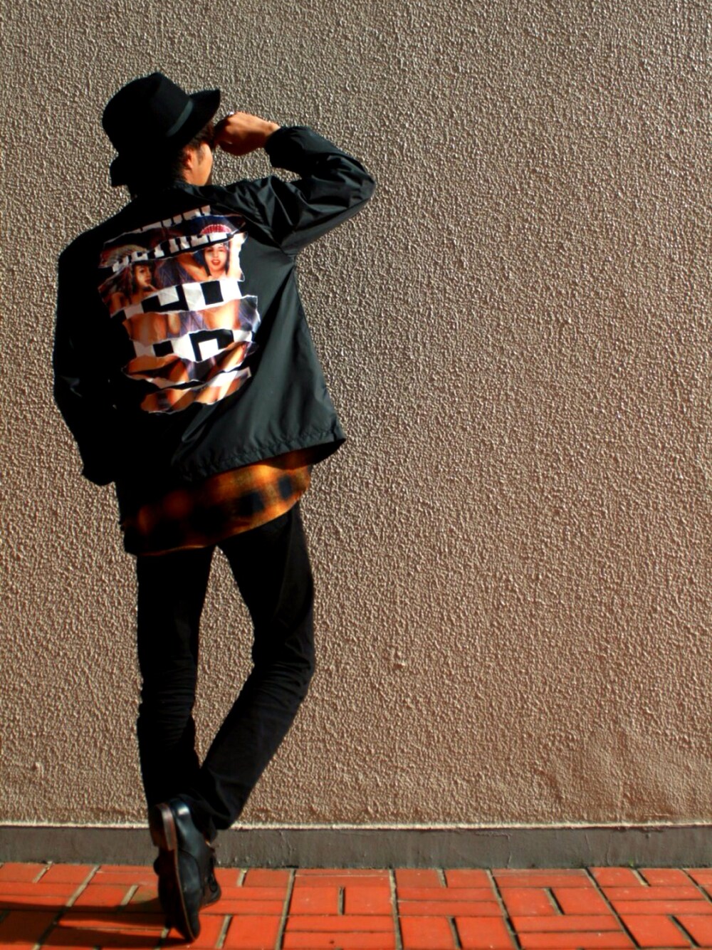 ブラウン系のシャツ/ブラウス、ブラック系のその他アウター、ブラック系のデニムパンツを着用したメンズの春コーディネートの1枚目の写真