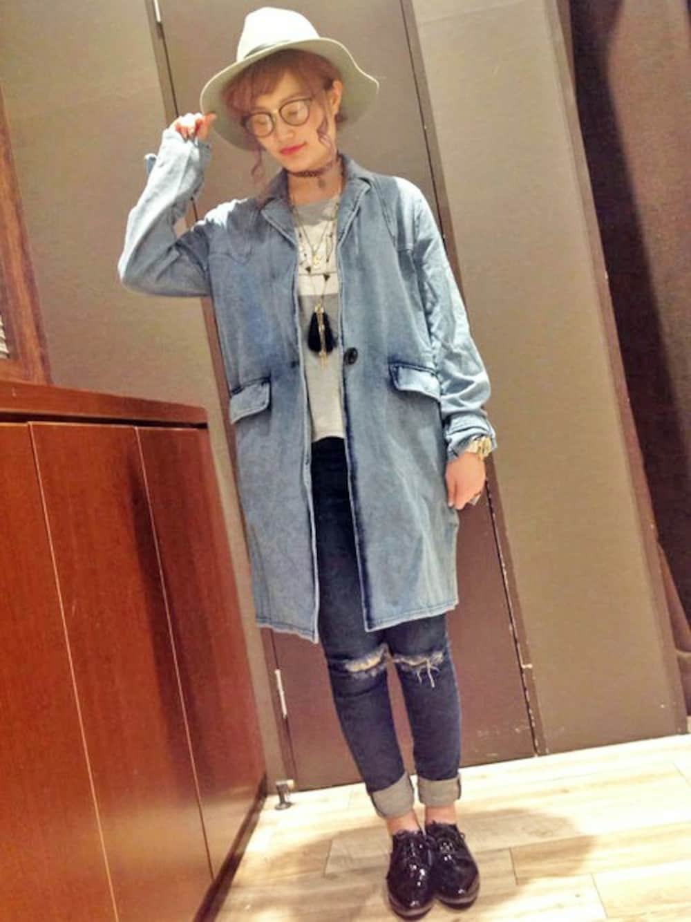 ブルー系のチェスターコート、グレー系のTシャツ/カットソー、ブルー系のデニムパンツを着用したレディースの秋コーディネートの1枚目の写真