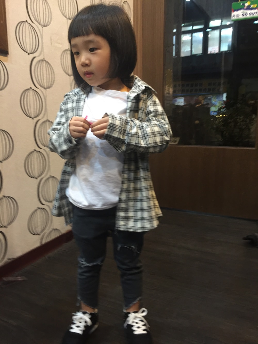 「Gracekrのアイテム（カバーオール、シルバー系）」を使った、榕兒さん（キッズ・90cm）の春コーディネートの1枚目の写真