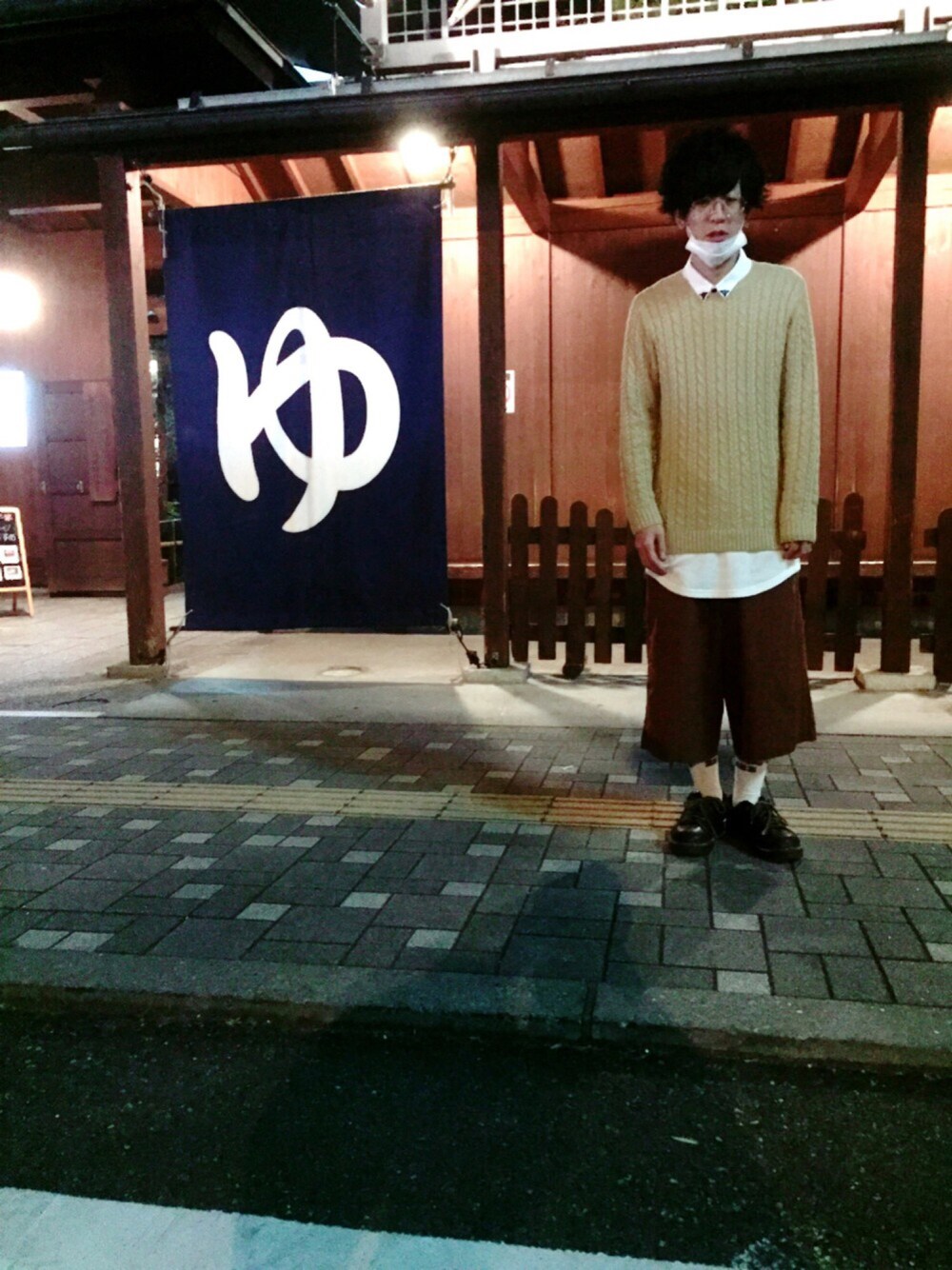 「ガウチョパンツ、ベージュ、ベージュコーデ、ニット、キャメルニット、シャツスタイル、丸メガネ、ブラウン、休日スタイル、Dr.Martens」｜「Dr. Martensのアイテム（ブーツ、ブラウン系）」を使った、（＾ω＾）さん（メンズ・172cm）の秋コーディネートの1枚目の写真
