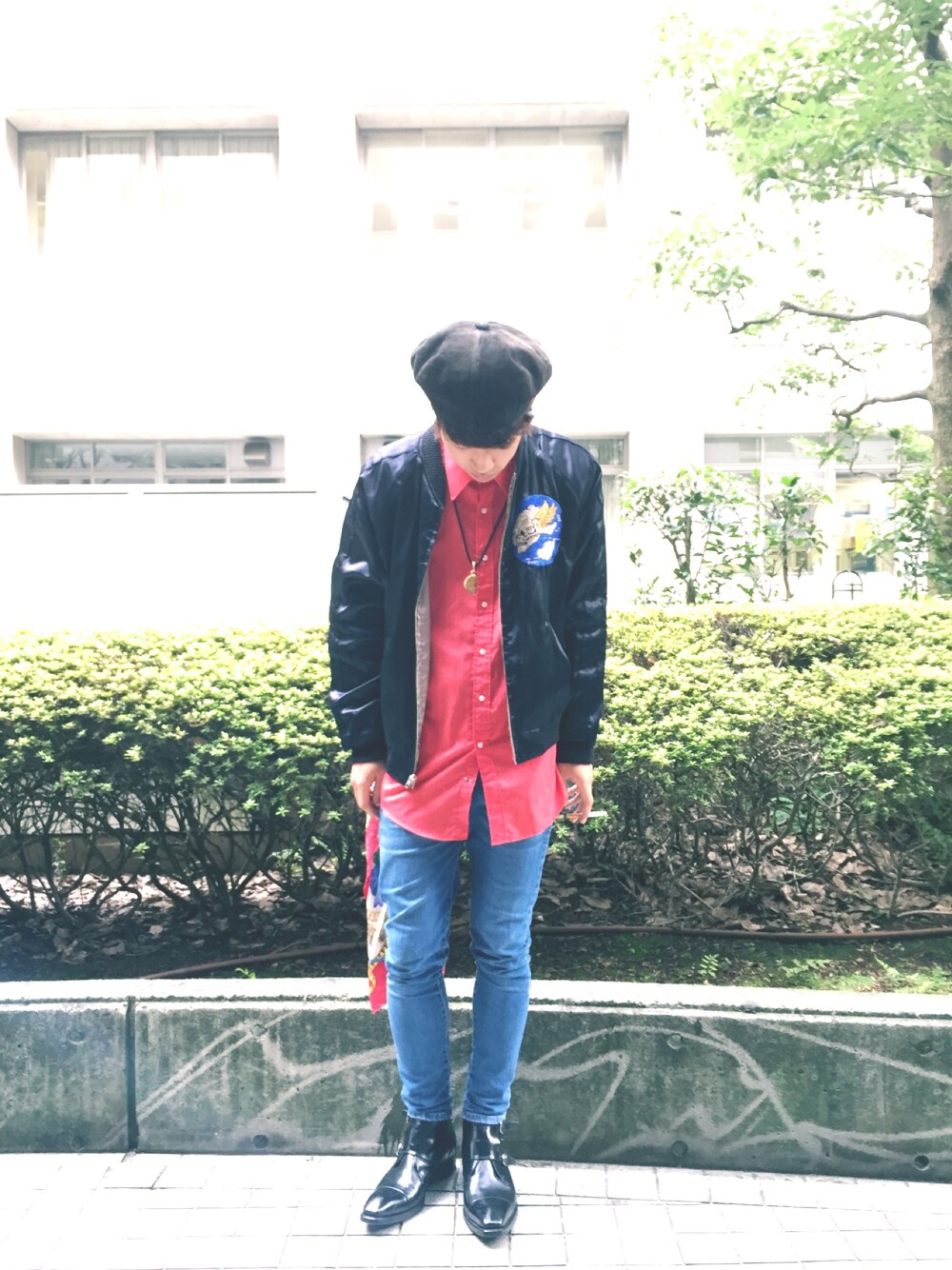 「秋コーデ、モード、YVES SAINT LAURENT、スカジャン、カジュアル、スニーカー、ブラック」｜「NEW YORK HATのアイテム（ハンチング/ベレー帽、ブラック系）」を使った、れおさん（メンズ・170cm）の秋コーディネートの1枚目の写真