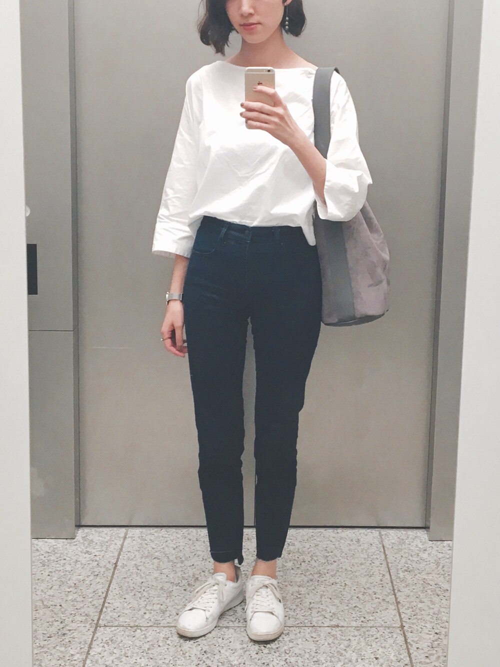 「ootd、UNIQLO、カジュアル、シンプル、スニーカー、LACOSTE、スエード、秋のコーデ、kormarch、handmade」｜「UNIQLOのWOMEN エクストラファインコットンTブラウス（7分袖）（シャツ/ブラウス、ホワイト系）」を使った、Ayaさん（レディース・173cm）の秋コーディネートの1枚目の写真