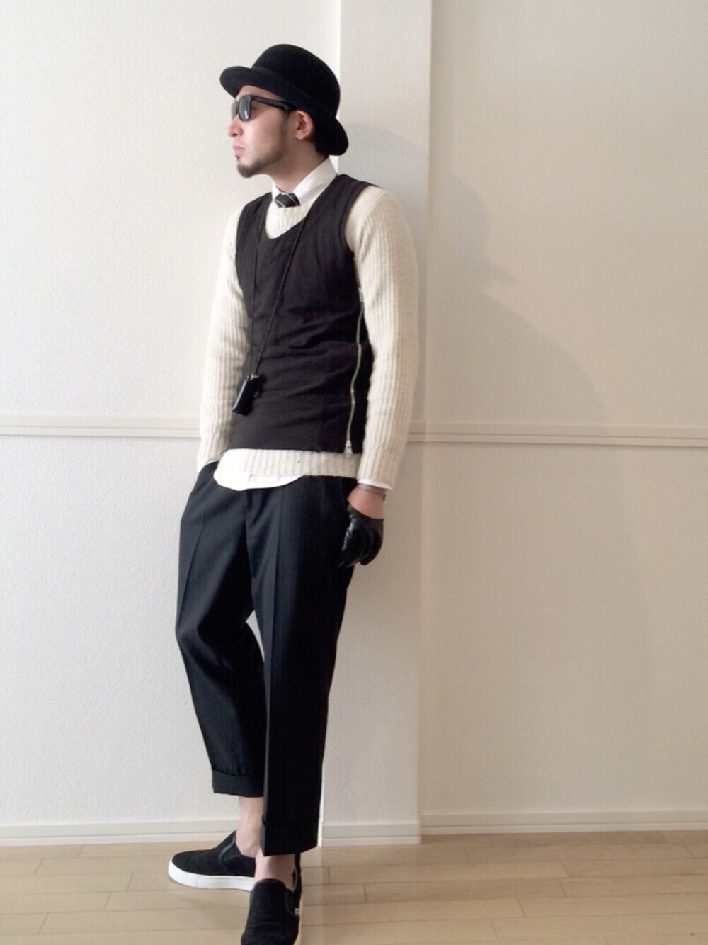 ブラック系のベスト、ホワイト系のニット/セーター、ホワイト系のシャツ/ブラウスを着用したメンズの冬コーディネートの1枚目の写真