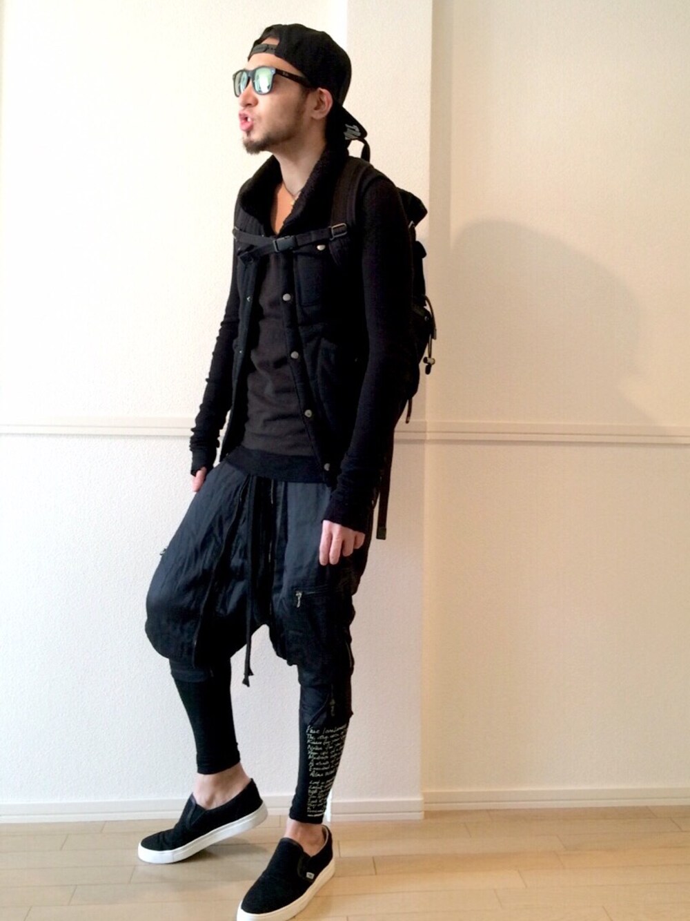 ブラック系のダウンベスト、ブラック系のベスト、ブラック系のTシャツ/カットソーを着用したメンズの冬コーディネートの1枚目の写真