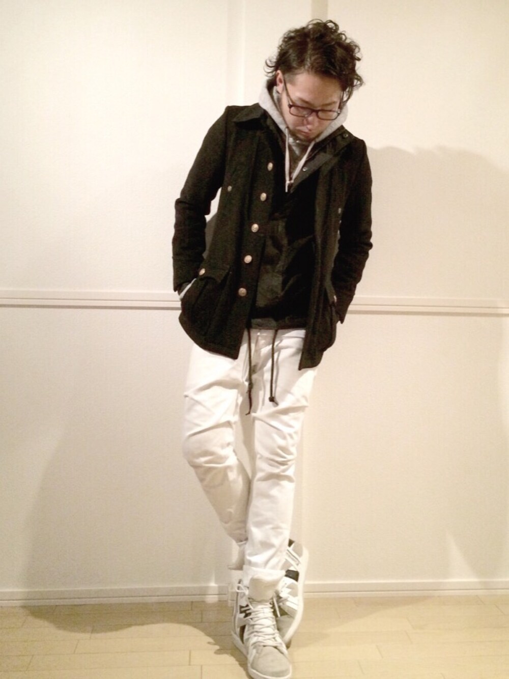 ブラック系のピーコート、ブラック系のミリタリージャケット、グレー系のパーカーを着用したメンズの冬コーディネートの1枚目の写真