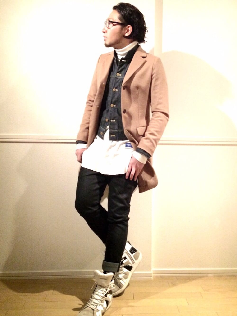 ベージュ系のチェスターコート、ブルー系のデニムジャケット、ホワイト系のTシャツ/カットソーを着用したメンズの冬コーディネートの1枚目の写真