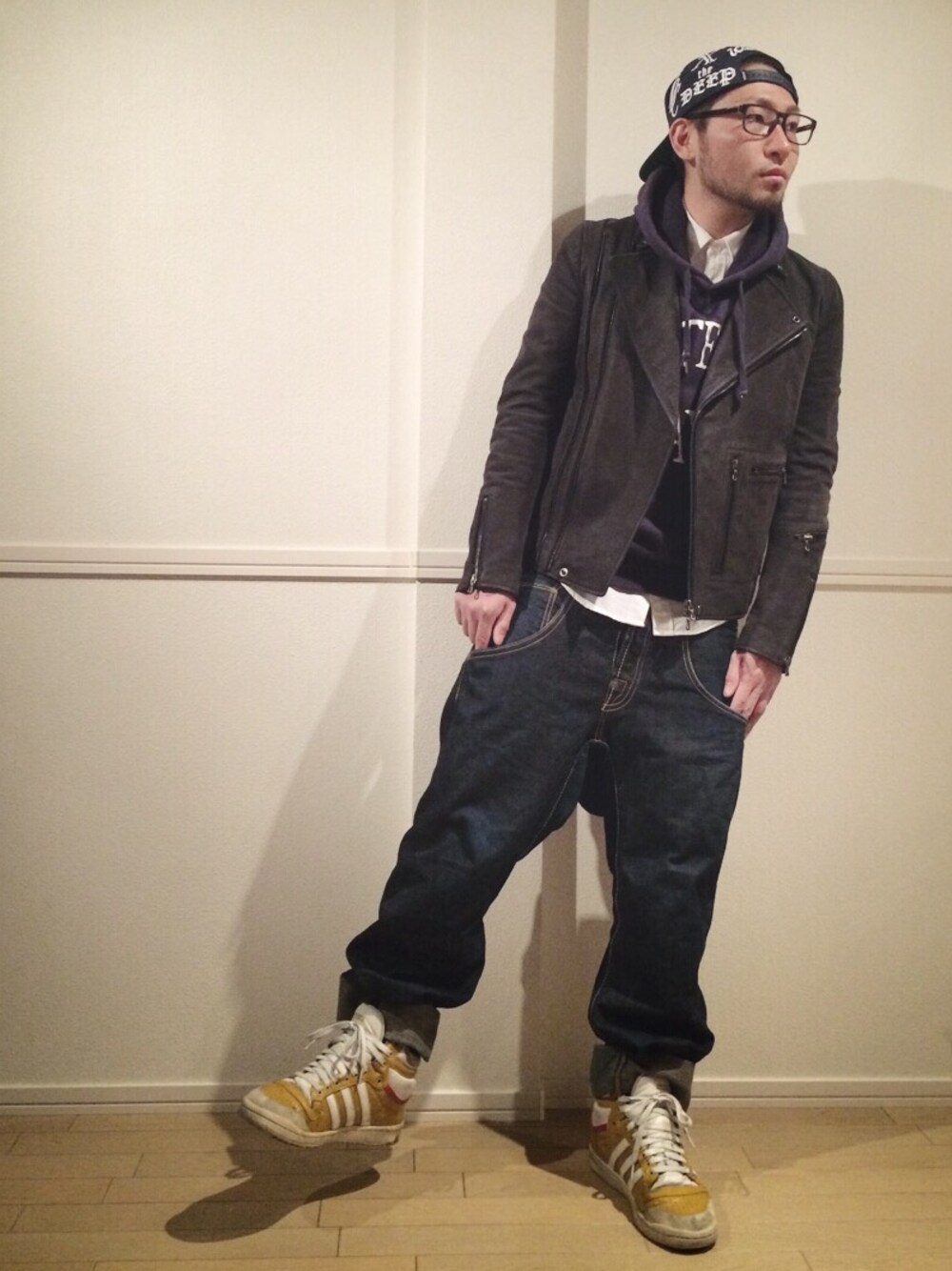 ブラック系のライダースジャケット、ブルー系のパーカー、ホワイト系のシャツ/ブラウスを着用したメンズの冬コーディネートの1枚目の写真