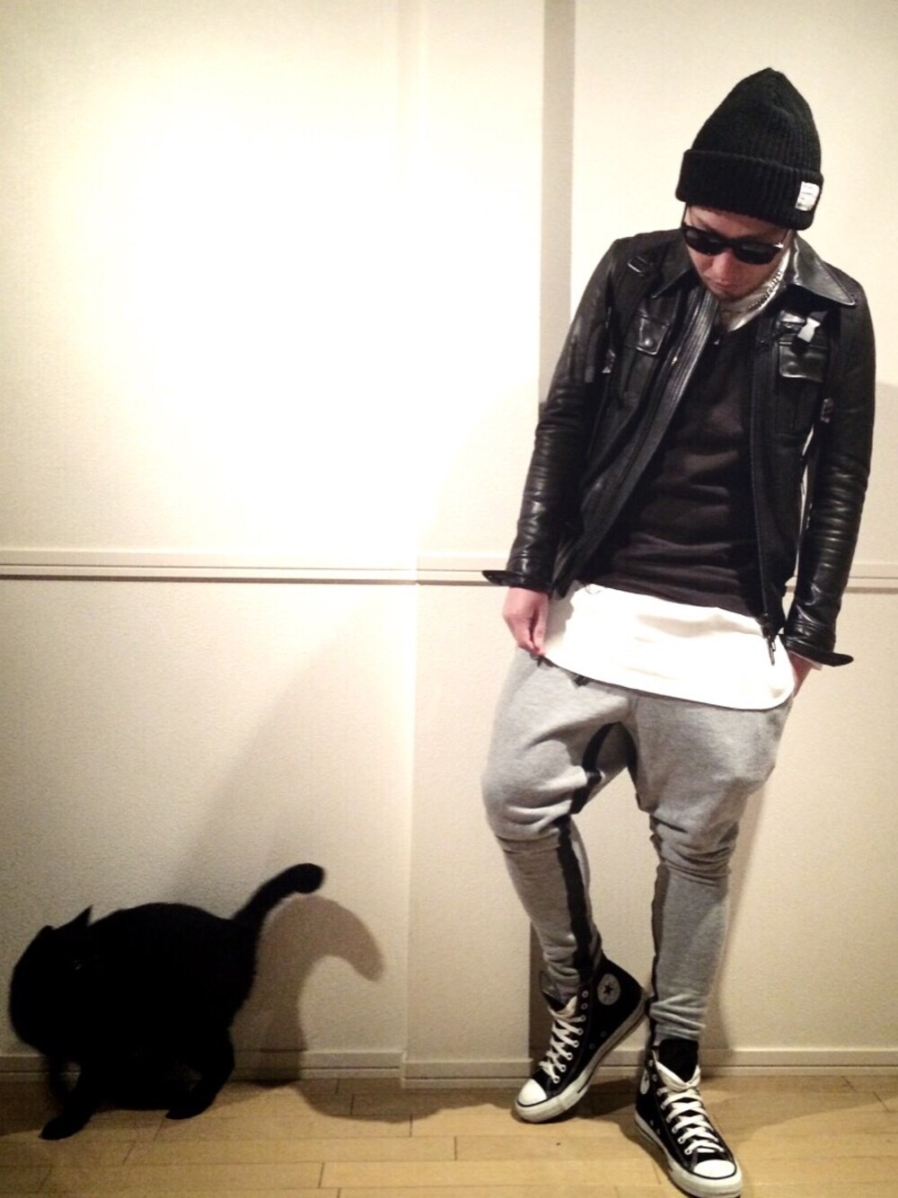 ブラック系のブルゾン、ブラック系のベスト、ホワイト系のTシャツ/カットソーを着用したメンズの冬コーディネートの1枚目の写真