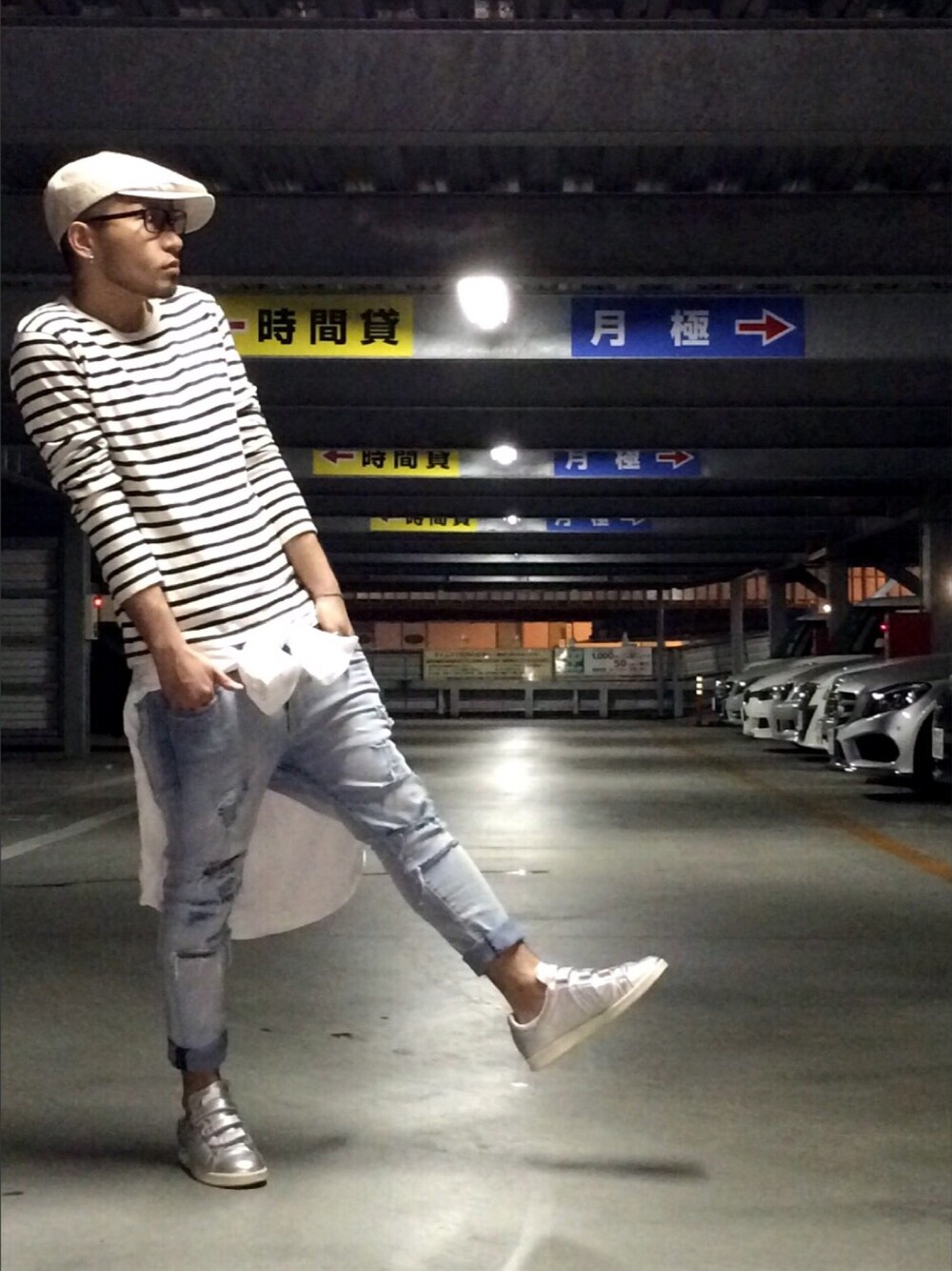 ホワイト系のTシャツ/カットソー、ホワイト系のシャツ/ブラウス、ブルー系のデニムパンツを着用したメンズの夏コーディネートの1枚目の写真