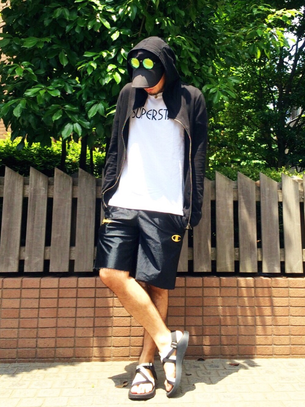 ブラック系のパーカー、ホワイト系のTシャツ/カットソー、ブラック系のパンツを着用したメンズの夏コーディネートの1枚目の写真