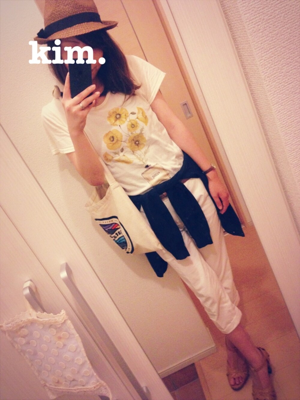 イエロー系のTシャツ/カットソー、ホワイト系のスラックス、イエロー系のサンダルを着用したレディースの夏コーディネートの1枚目の写真