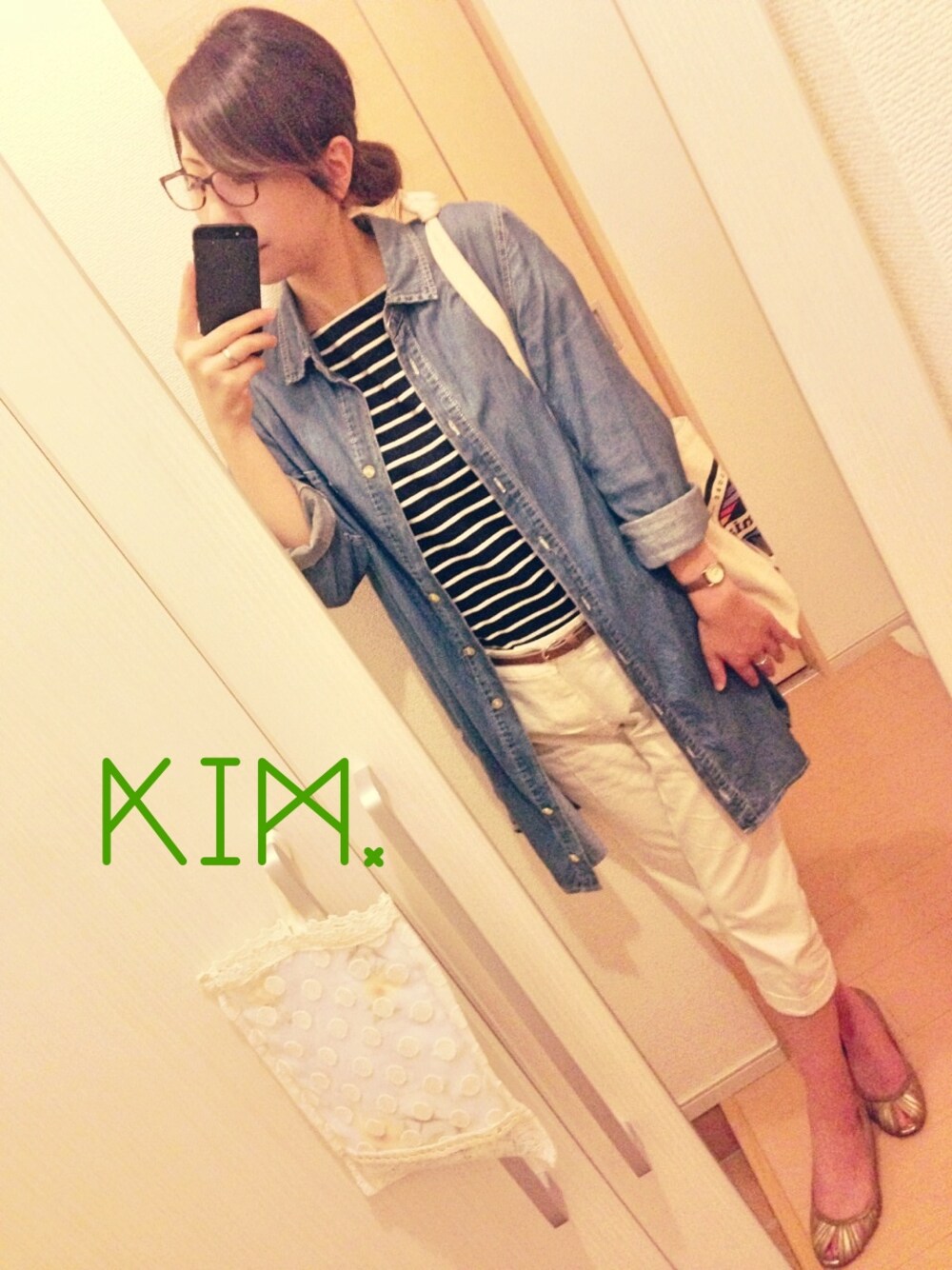 ホワイト系のスラックス、ベージュ系のショルダーバッグを着用したレディースの夏コーディネートの1枚目の写真