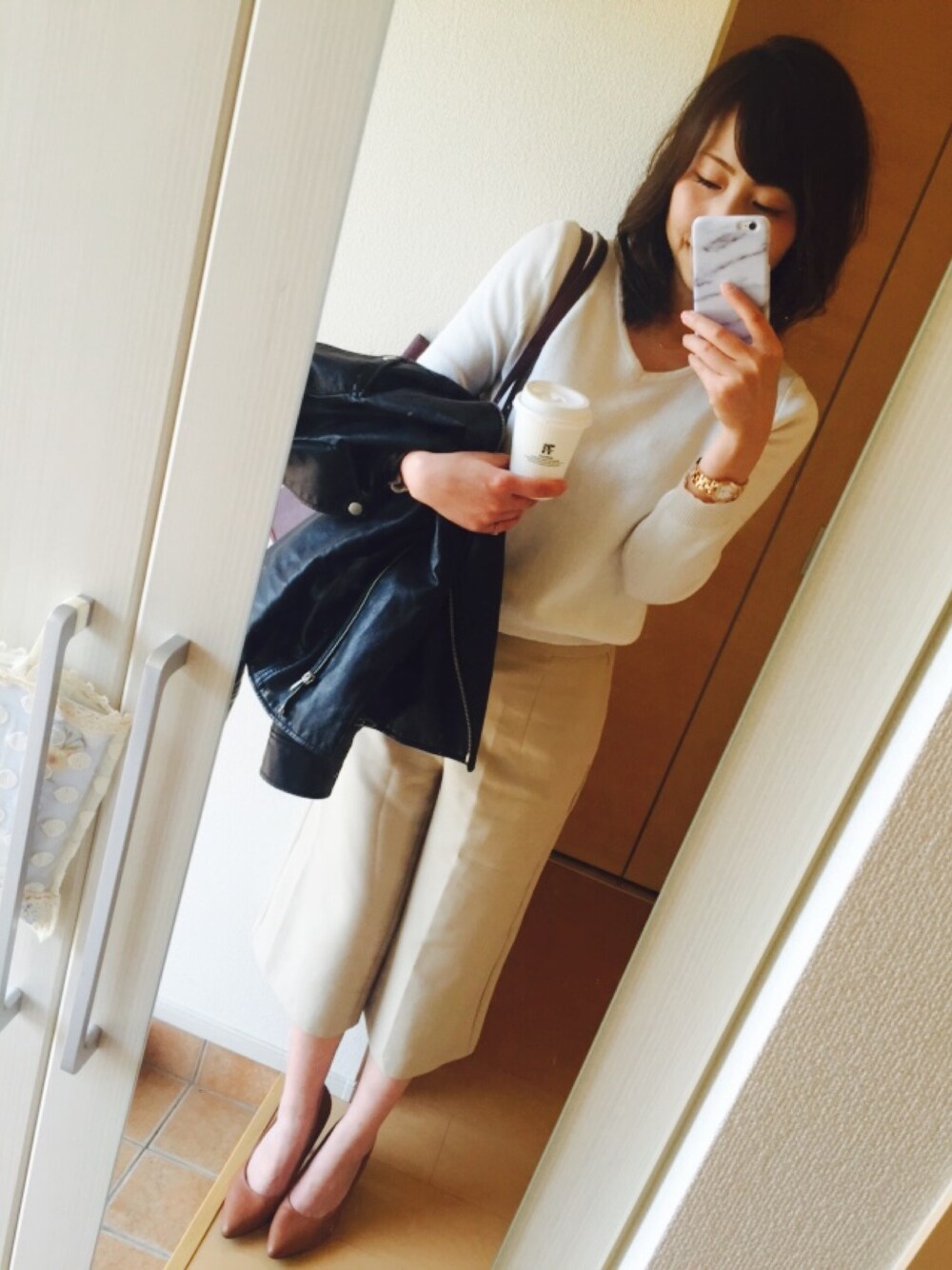 「春コーデ、彼からのプレゼント、MARC BY MARC JACOBS、ライダース、白ニット、ワイドパンツ、コーヒー大好き、TODAYFUL、iPhoneケース」｜「TODAYFULのマーブルIPhoneケース（スマホケース/カバー、ホワイト系）」を使った、kimさん（レディース・158cm）の春コーディネートの1枚目の写真
