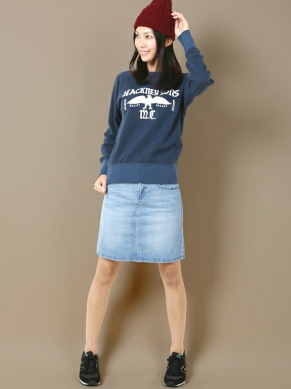 「スウェット、デニム、ニット帽、チャンピオン、ボーイズライク、デニムスカート、大人カジュアル、秋服、カジュアルコーデ、オトナカジュアル」｜「The DUFFER of ST.GEORGEのDUFFER×Champion  RAGLAN SWEAT：チャンピオンスウェット（スウェット、ブルー系）」を使った、mihoさん（レディース・168cm）の秋コーディネートの1枚目の写真