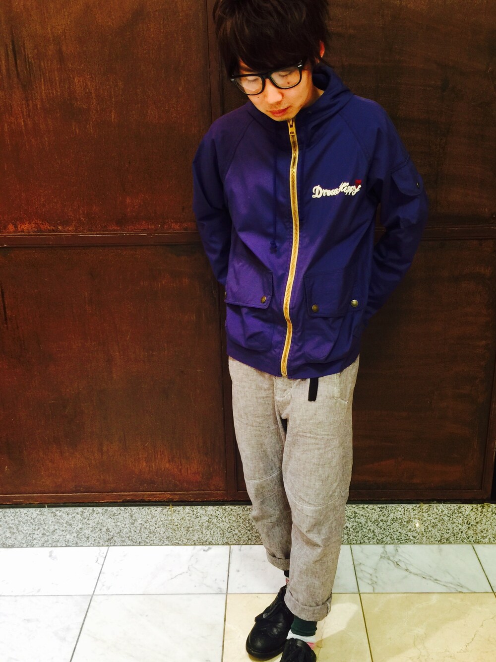 グレー系のその他パンツ、ブラウン系のその他を着用したメンズの春コーディネートの1枚目の写真