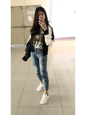 「adidas（アディダス）のアイテム（スニーカー、ホワイト系）」を使った、黃筱淇さん（レディース・170cm）の秋コーディネート