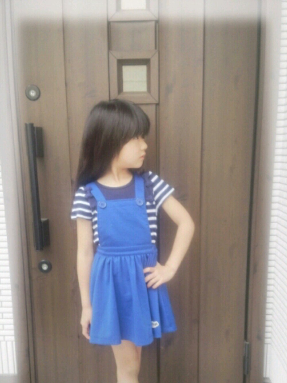 「女の子、娘、青色、マリン風、ジャンバースカート、通学、スカート、キッズ、ボーダー、リボン」｜「petit mainのリボン付きマリンボーダー半袖Ｔシャツ（Tシャツ/カットソー、ブルー系）」を使った、ピッピとりゅっちさん（キッズ・120cm）の夏コーディネートの1枚目の写真