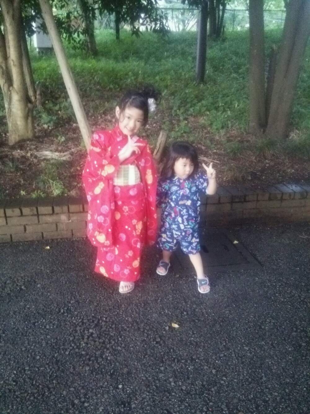 「娘、息子、女の子、男の子、浴衣、甚兵衛、夏祭り、パッツン前髪」｜「petit mainのアロハ柄甚平（浴衣、ブルー系）」を使った、ピッピとりゅっちさん（キッズ・120cm）の夏コーディネートの1枚目の写真