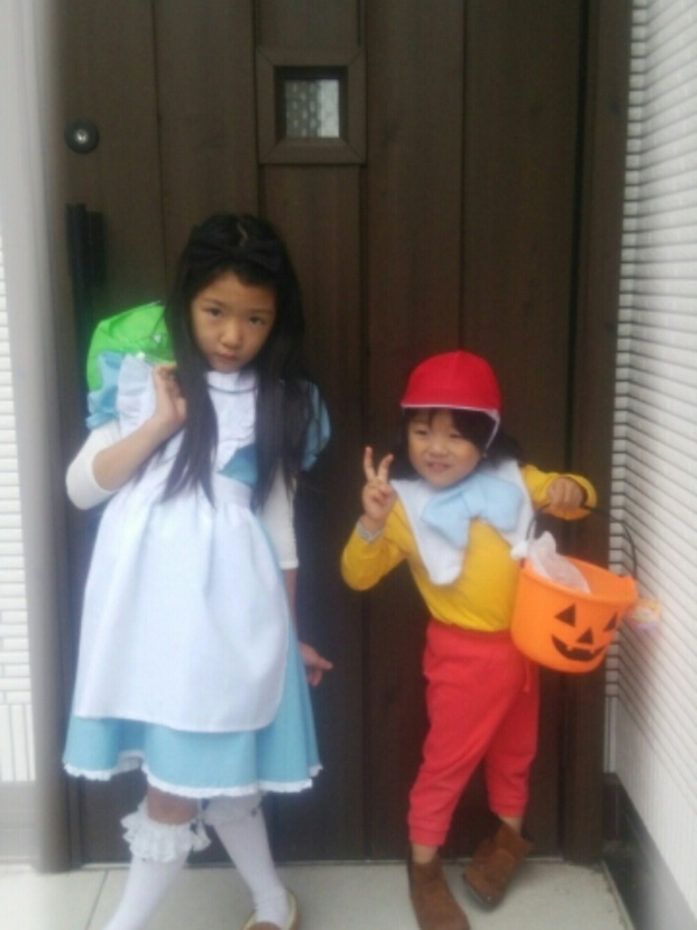 「wearhalloween2015、アリス、双子、ティム、ダム、仮装」｜「アリスのアイテム（ワンピース、ブルー系）」を使った、ピッピとりゅっちさん（キッズ・120cm）の秋コーディネートの1枚目の写真