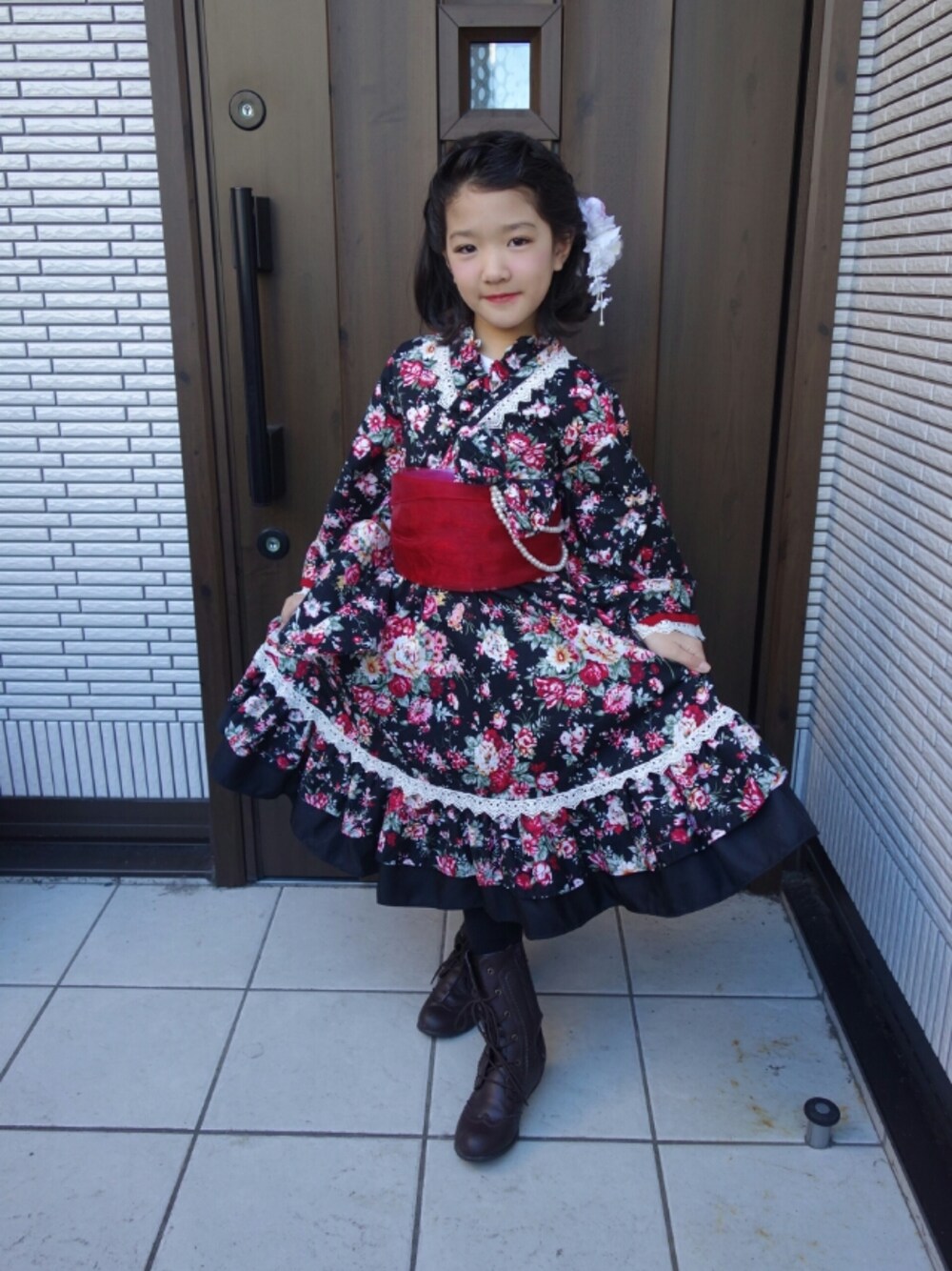 「娘、女の子、着物、着物ドレス、新年、明けましておめでとうございます」｜「キャサリンコテージのアイテム（浴衣、ブラック系）」を使った、ピッピとりゅっちさん（キッズ・120cm）の冬コーディネートの1枚目の写真