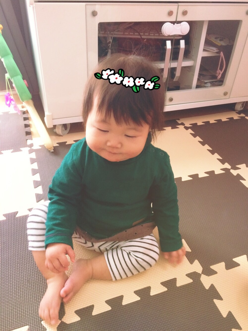 「赤ちゃん、baby、タートルネック、緑のトップス、ボーダー」｜「OLD NAVYのアイテム（その他パンツ、ホワイト系）」を使った、makoさん（キッズ・70cm）の秋コーディネートの1枚目の写真
