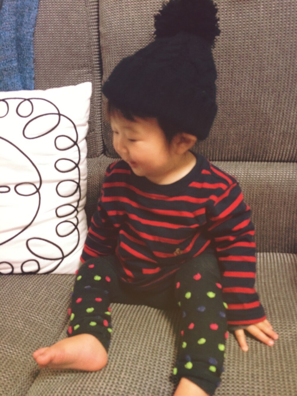 「赤ちゃん、baby、ニット帽、ボーダー、ボーダートップス、ぽこぽこレギンス」｜「babyGAPのアイテム（Tシャツ/カットソー、レッド系）」を使った、makoさん（キッズ・70cm）の秋コーディネートの1枚目の写真
