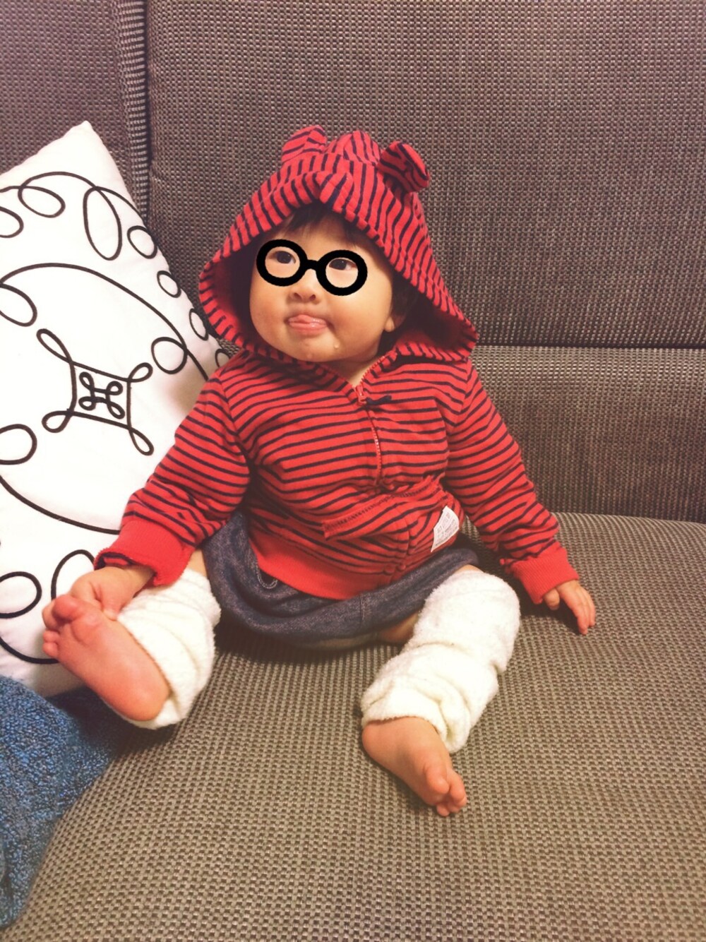 「赤ちゃん、baby、チェックシャツ、赤×黒、レッグウォーマー、くまさん、ボーダー」｜「Carter'sのアイテム（パーカー、レッド系）」を使った、makoさん（キッズ・70cm）の秋コーディネートの1枚目の写真