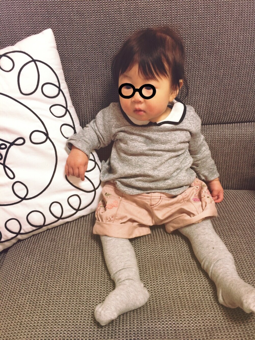 「赤ちゃん、baby、グレータイツ、ショートパンツ、ショーパン×タイツ」｜「babyGAPのアイテム（Tシャツ/カットソー、グレー系）」を使った、makoさん（キッズ・70cm）の冬コーディネートの1枚目の写真