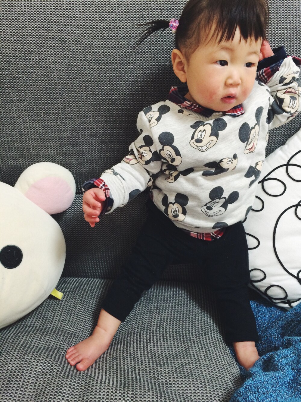 「赤ちゃん、baby、黒スキニー、チェックシャツ、ミッキー、ツインテール、くまさん、動物モチーフ」｜「ZARA KIDSのアイテム（スウェット、グレー系）」を使った、makoさん（キッズ・70cm）の冬コーディネートの1枚目の写真