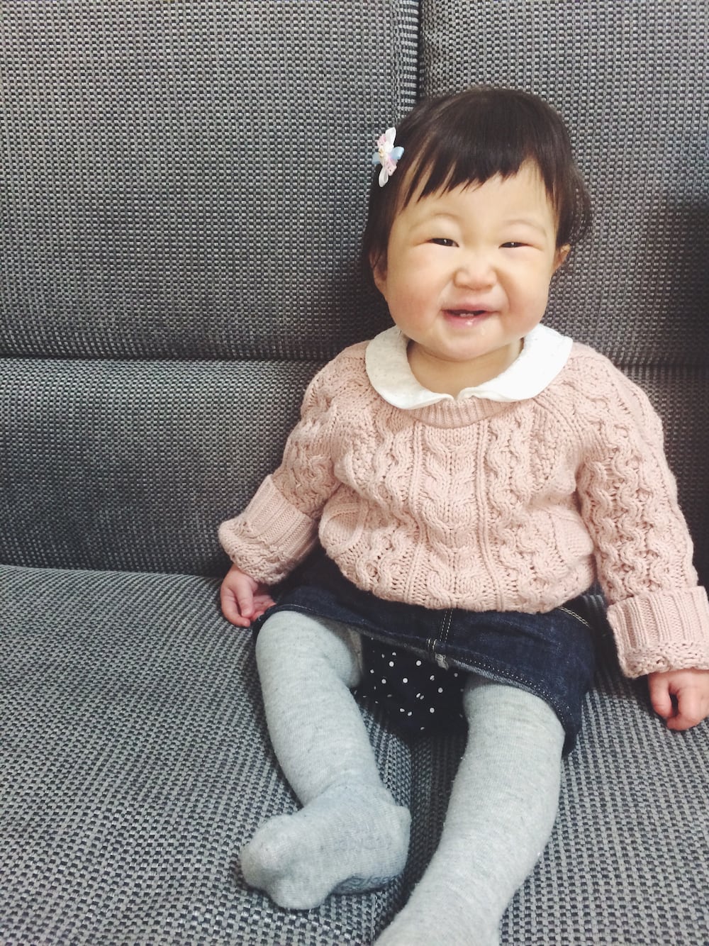 「フィッシャーマンニット、赤ちゃん、baby、襟つきトップス、デニムスカート、ヘアピン、ぱっちんピン、パッツン前髪」｜「babyGAPのアイテム（ニット/セーター、ピンク系）」を使った、makoさん（キッズ・70cm）の冬コーディネートの1枚目の写真